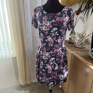EUC Connected apparel stretch short sleeve crewneck dress flower pattern petite